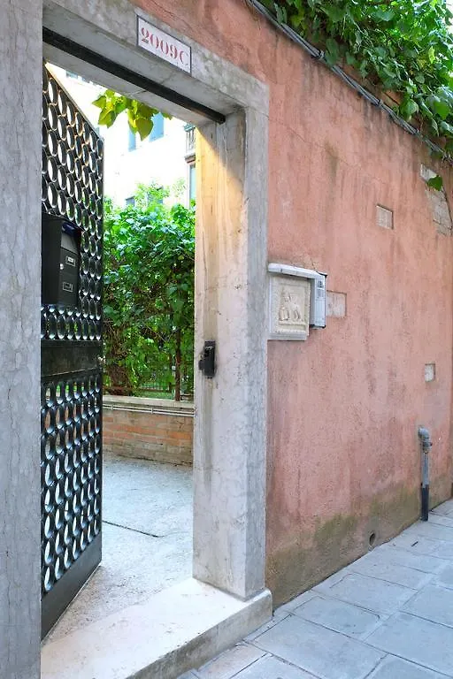 La Levantina Venezia 0*,  Italia